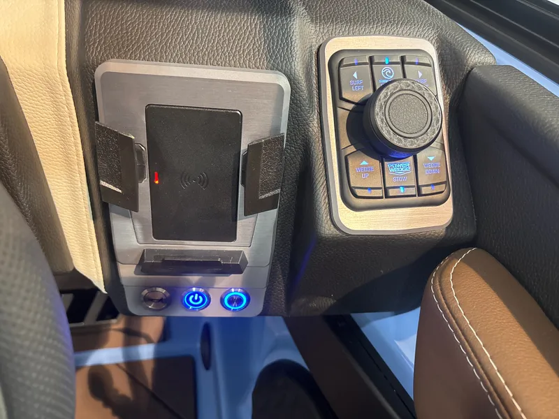 Slide: The Image of Malibu Wakesetter 23 LSV 2026 - 14