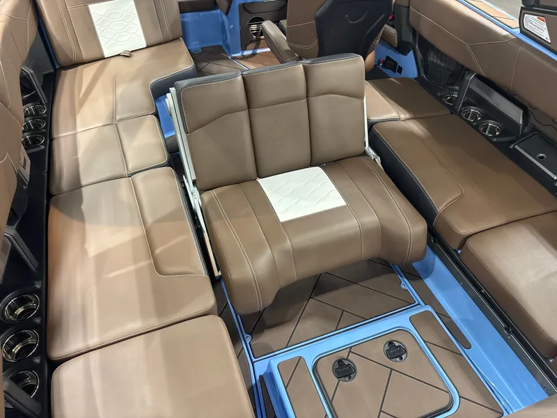 Slide: The Image of Malibu Wakesetter 23 LSV 2026 - 15