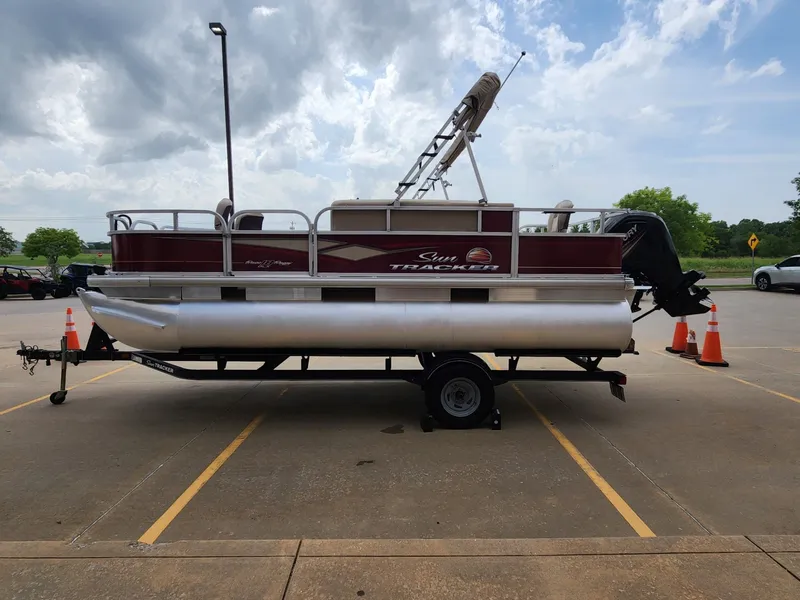 Slide: The Image of Sun Tracker Bass Buggy 18 DLX 2019 - 5