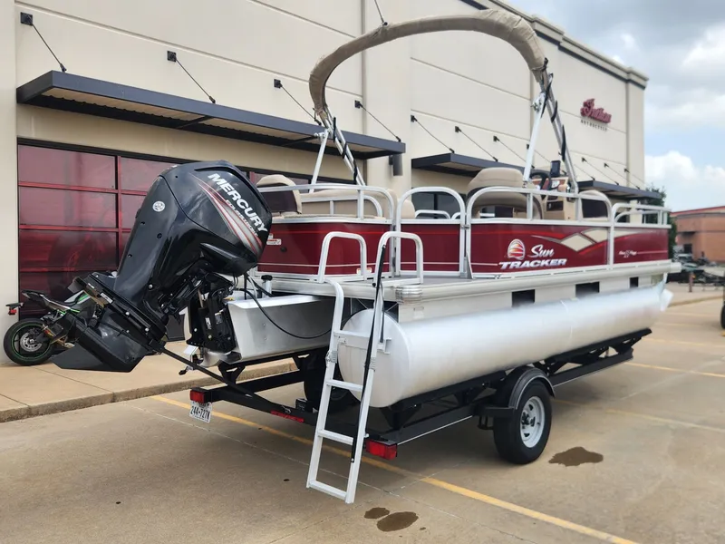 Slide: The Image of Sun Tracker Bass Buggy 18 DLX 2019 - 8