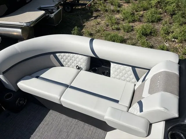 Slide: The Image of Crest Conquest 230 SLC 2026 - 9