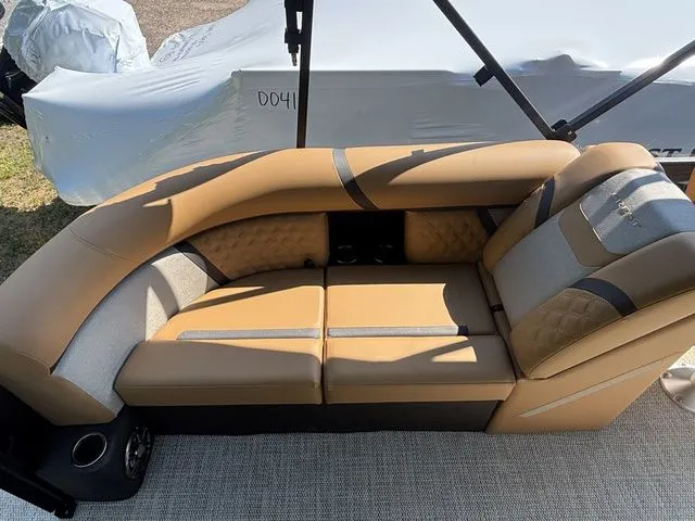 Slide: The Image of Crest Conquest 210 SLC 2026 - 14