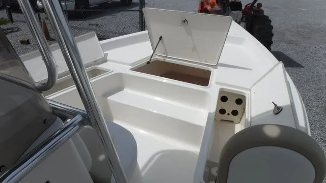 Slide: The Image of Bulls Bay 2200 XS 2026 - 7