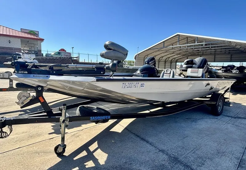 Slide: The Image of Triton 18 TX 2017 - 2