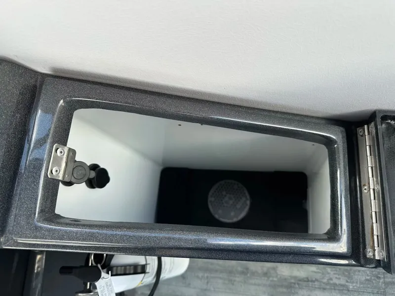 Slide: The Image of Crest Caribbean 230 SLS 2022 - 21