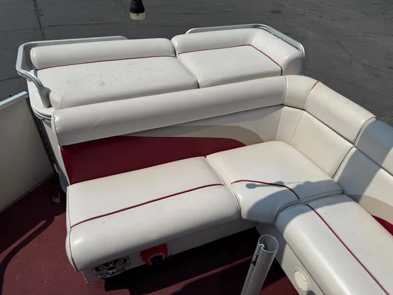Slide: The Image of White and red seating on a 1998 Sweetwater 24RE pontoon boat. - 8