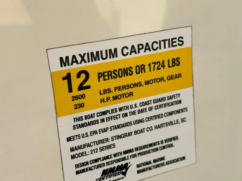 Slide: The Image of 2021 Stingray 212 SC boat capacity label: 12 persons or 1724 lbs, 2600 lbs total. - 16