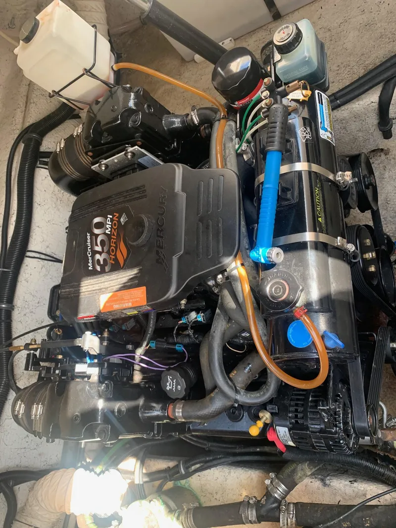 Slide: The Image of 2003 Rinker FIESTA VEE 270 engine compartment with MerCruiser 350 MAG MPI Horizon engine. - 22