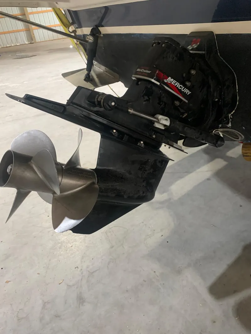 Slide: The Image of 2003 Rinker FIESTA VEE 270 boat with Mercury outdrive and stainless steel propeller. - 5