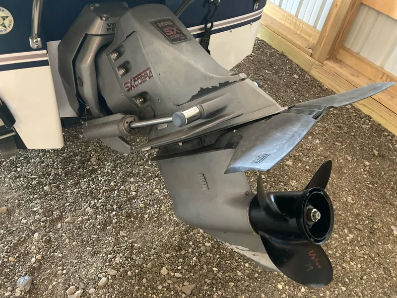 Slide: The Image of 1998 Four Winns Horizon QX boat with Volvo Penta SX Cobra outdrive. - 3