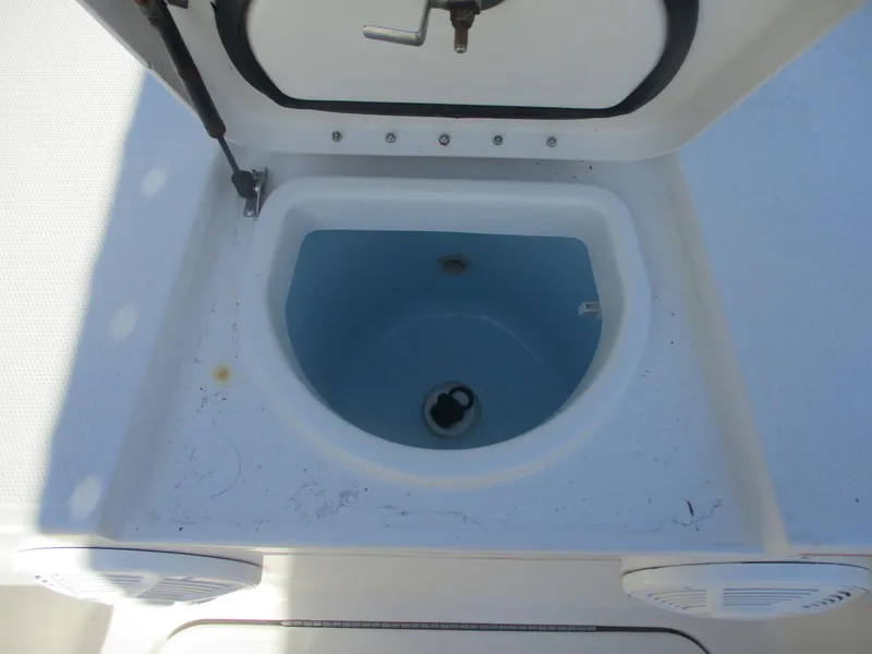 Slide: The Image of Livewell compartment on a 2008 Hydra-Sports 23 Bay Bolt boat. - 15