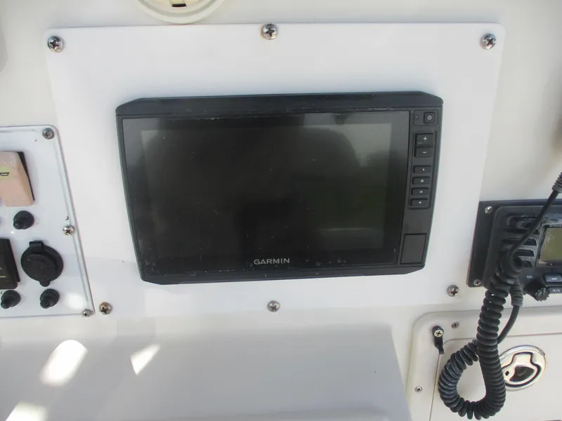 Slide: The Image of Garmin marine electronics on 2008 Hydra-Sports 23 Bay Bolt dashboard. - 8