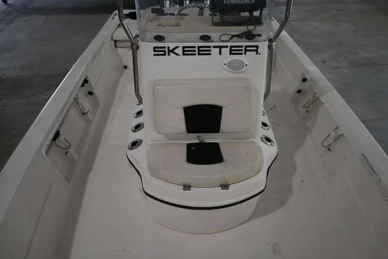 Slide: The Image of 2012 Skeeter ZX20 BAY boat interior with seating and console. - 7