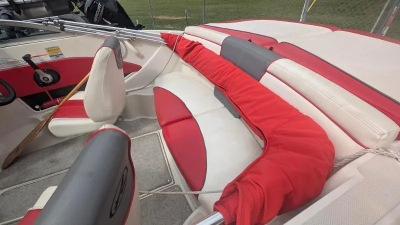 Slide: The Image of 2006 Sea Ray 185 Sport boat interior with red and white seating. - 8