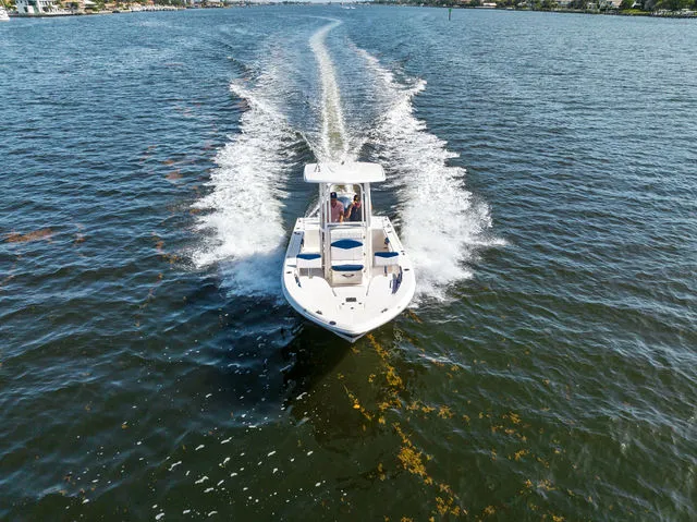 Slide: The Image of Robalo 226 Cayman 2025 - 48