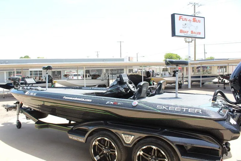 Slide: The Image of 2020 Skeeter FXR21 boat at Fun-n-Sun Boat Sales dealership. - 6
