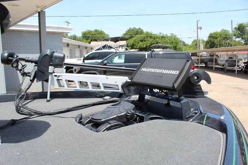 Slide: The Image of 2020 Skeeter FXR21 boat with Humminbird fish finder and trolling motor. - 8