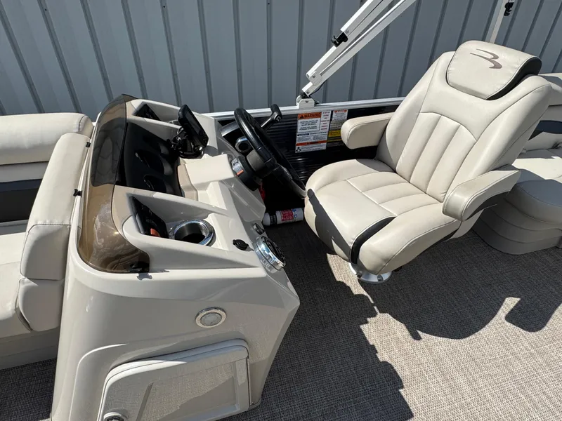 Slide: The Image of 2019 Bennington SX 21 SSRCX boat interior with captain's chair and control console. - 15