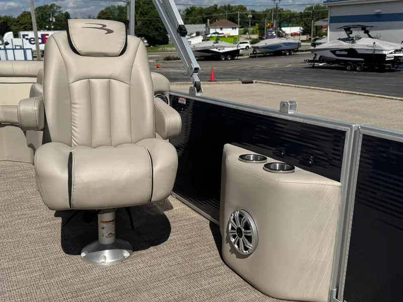 Slide: The Image of 2019 Bennington SX 21 SSRCX boat interior with beige captain's chair and cup holders. - 22