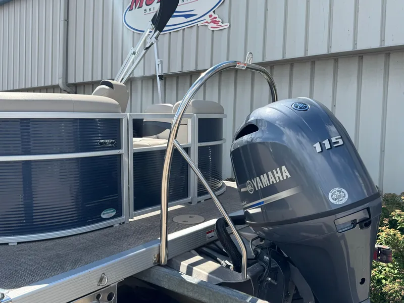 Slide: The Image of 2019 Bennington SX 21 SSRCX pontoon boat with Yamaha 115 outboard motor. - 27