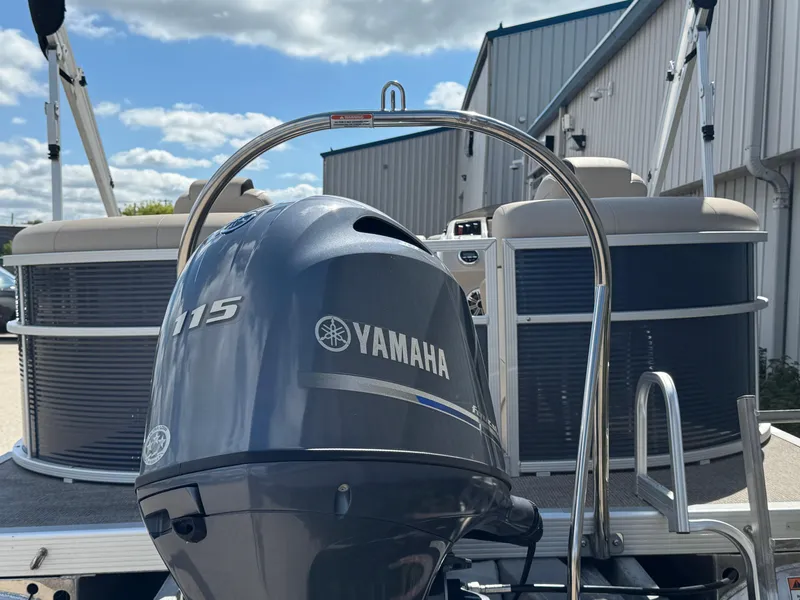 Slide: The Image of 2019 Bennington SX 21 SSRCX pontoon boat with Yamaha 115 outboard motor. - 28