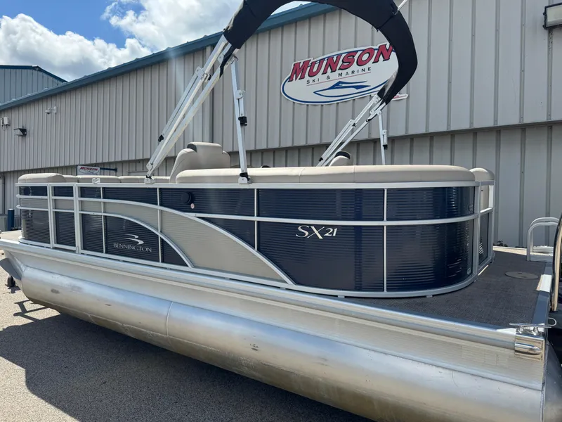 Slide: The Image of 2019 Bennington SX 21 SSRCX pontoon boat at Munson Ski & Marine dealership. - 4