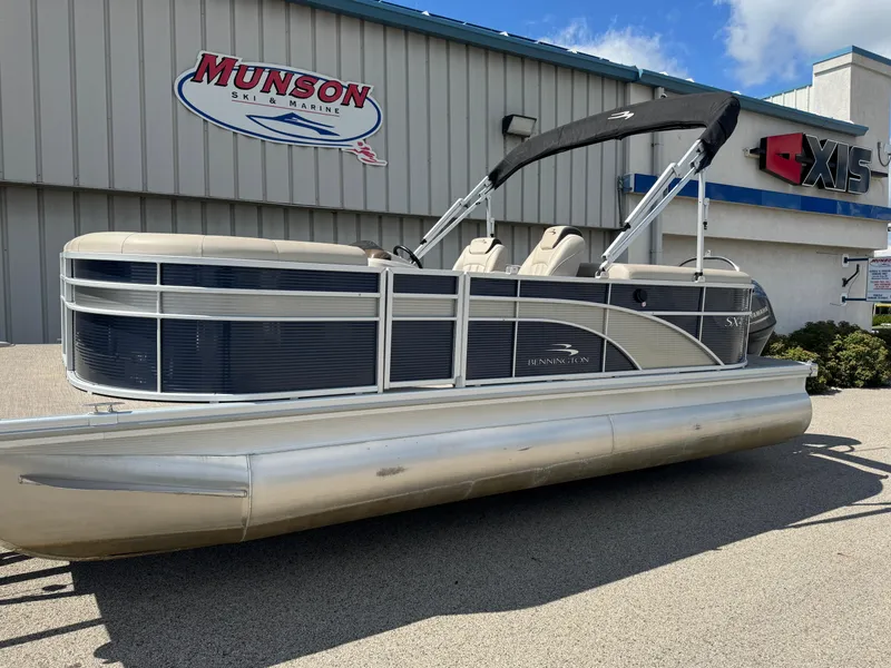 Slide: The Image of 2019 Bennington SX 21 SSRCX pontoon boat at Munson Ski & Marine dealership. - 5