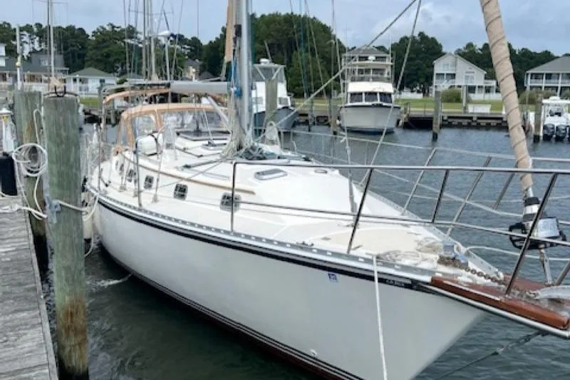 Slide: The Image of 2003 Caliber 40LRC sailboat docked at a marina, surrounded by other boats. - 3