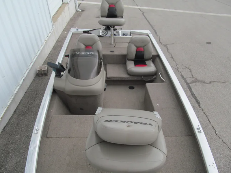 Slide: The Image of 1999 Tracker PRO TEAM 175 SE boat interior with seating and steering console. - 10