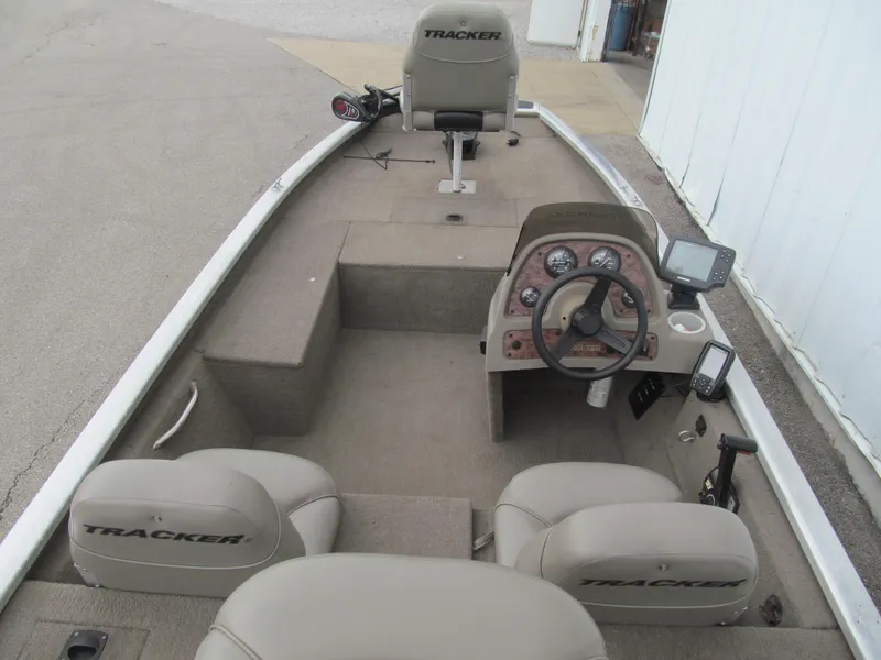 Slide: The Image of 1999 Tracker PRO TEAM 175 SE boat interior with steering console and seating. - 5