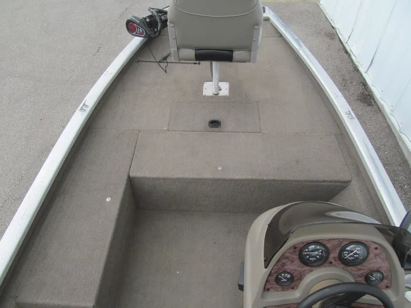 Slide: The Image of 1999 Tracker PRO TEAM 175 SE boat interior with steering console and seating. - 7