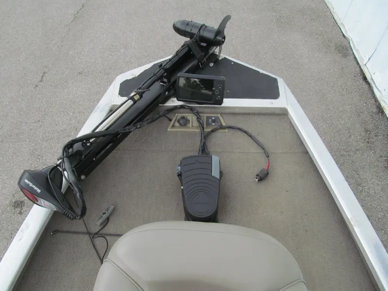 Slide: The Image of 1999 Tracker PRO TEAM 175 SE boat deck with trolling motor and control panel. - 8