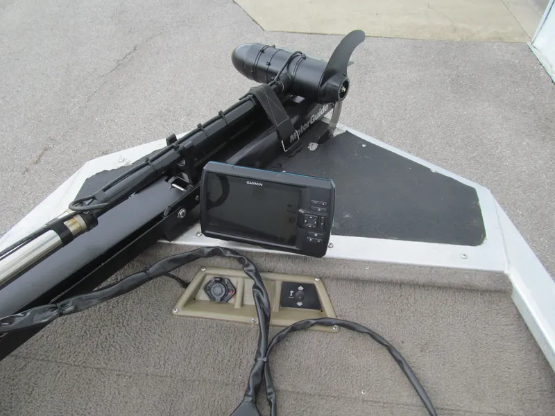 Slide: The Image of 1999 Tracker PRO TEAM 175 SE boat with Garmin fishfinder and trolling motor. - 9