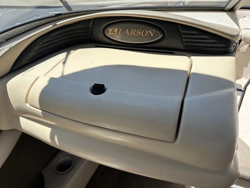Slide: The Image of 2001 Larson SEi 190 boat dashboard with glove compartment and logo. - 18