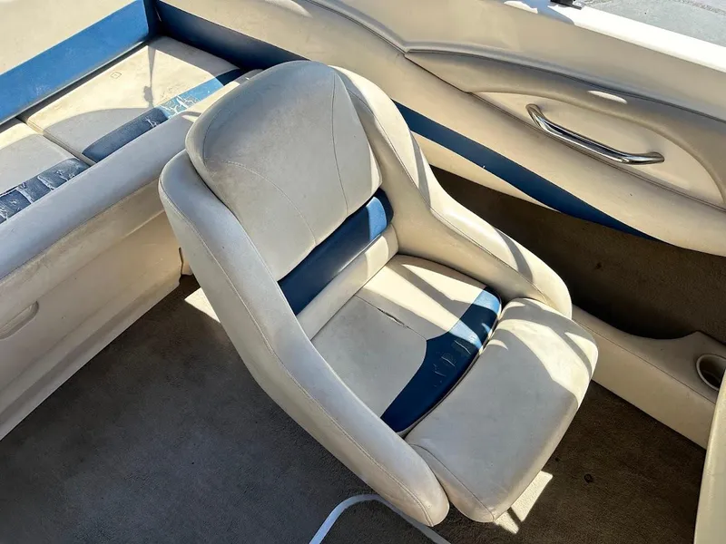 Slide: The Image of 2001 Larson SEi 190 boat interior with white and blue seating. - 20