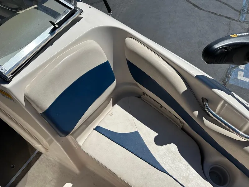 Slide: The Image of 2001 Larson SEi 190 boat interior with blue and white seating. - 31