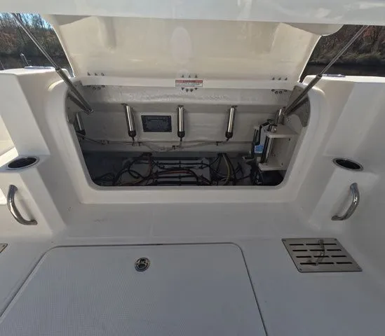 Slide: The Image of Robalo R300 Center Console In Stock 2026 - 16