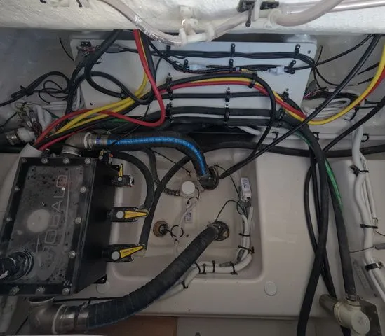 Slide: The Image of Robalo R300 Center Console In Stock 2026 - 17