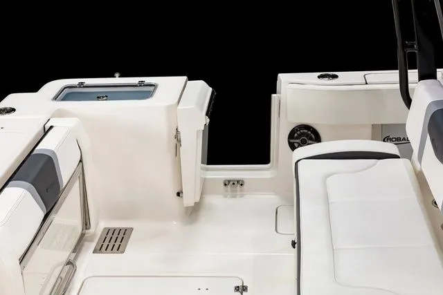 Slide: The Image of Robalo R300 Center Console In Stock 2026 - 8