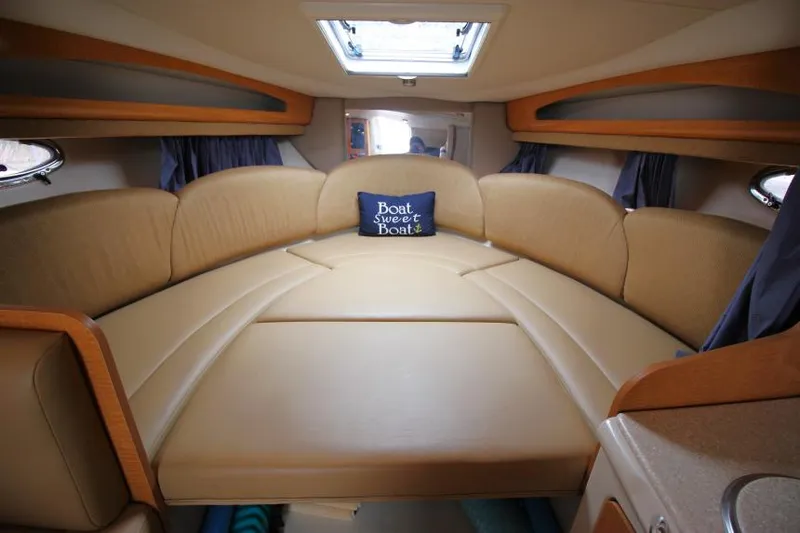 Slide: The Image of Interior of 2006 Chaparral Signature 290 boat with cozy seating and decorative pillow. - 17