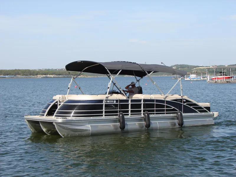 The Image of 2019 Bennington Q 25 QSBIO pontoon boat on a lake with canopy. - 0