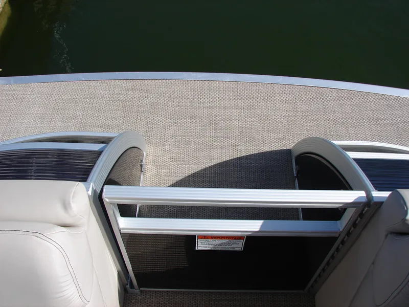 Slide: The Image of 2019 Bennington Q 25 QSBIO pontoon boat deck with railing and seating. - 15