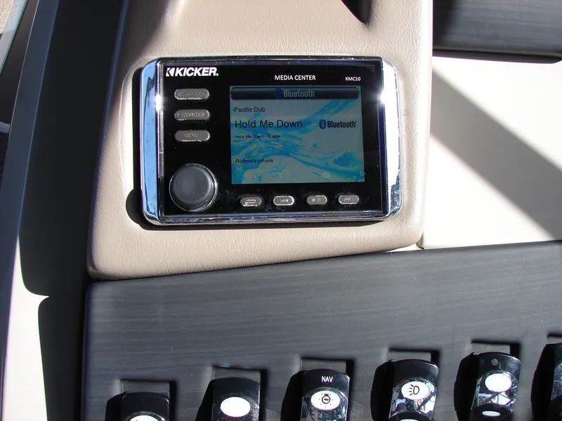 Slide: The Image of Kicker media center on 2019 Bennington Q 25 QSBIO boat dashboard. - 34