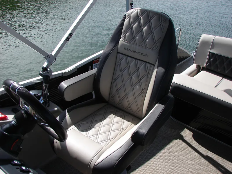 Slide: The Image of Luxurious seating on 2019 Bennington Q 25 QSBIO pontoon boat by the water. - 35