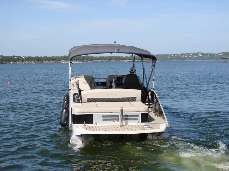 Slide: The Image of 2019 Bennington Q 25 QSBIO pontoon boat cruising on a lake. - 4