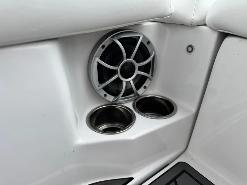 Slide: The Image of Interior of 2019 Tigé R21 boat with speaker and cup holders. - 28