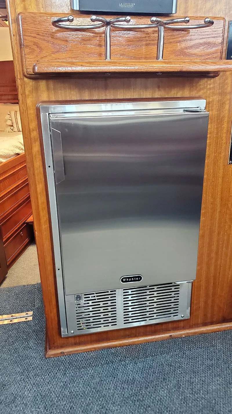 Slide: The Image of Main Cabin Ice Maker - 10