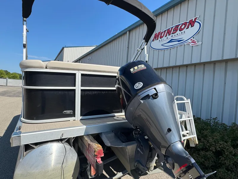 Slide: The Image of 2017 Bennington 21 SLX pontoon boat with outboard motor at Munson Ski & Marine. - 14