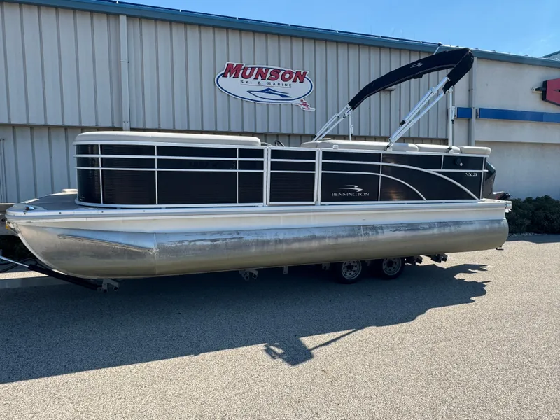 Slide: The Image of 2017 Bennington 21 SLX pontoon boat parked outside Munson Ski & Marine. - 3