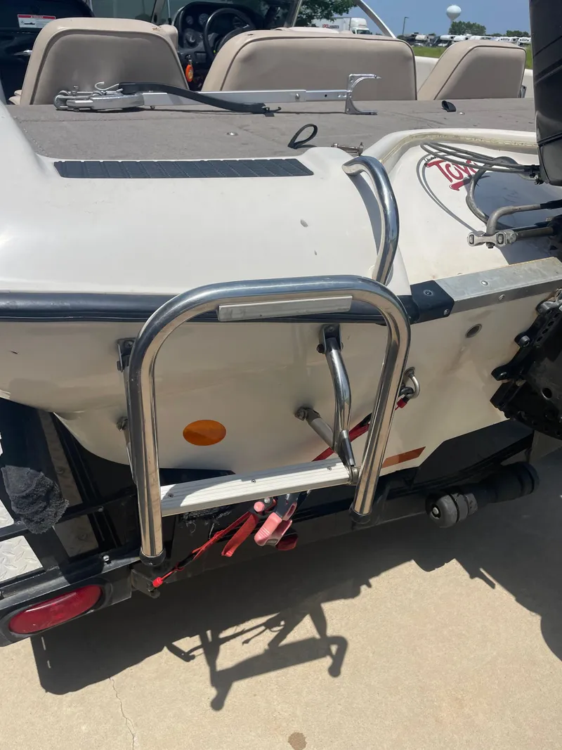 Slide: The Image of 1995 Nitro 185SF boat rear view with ladder and seating. - 12